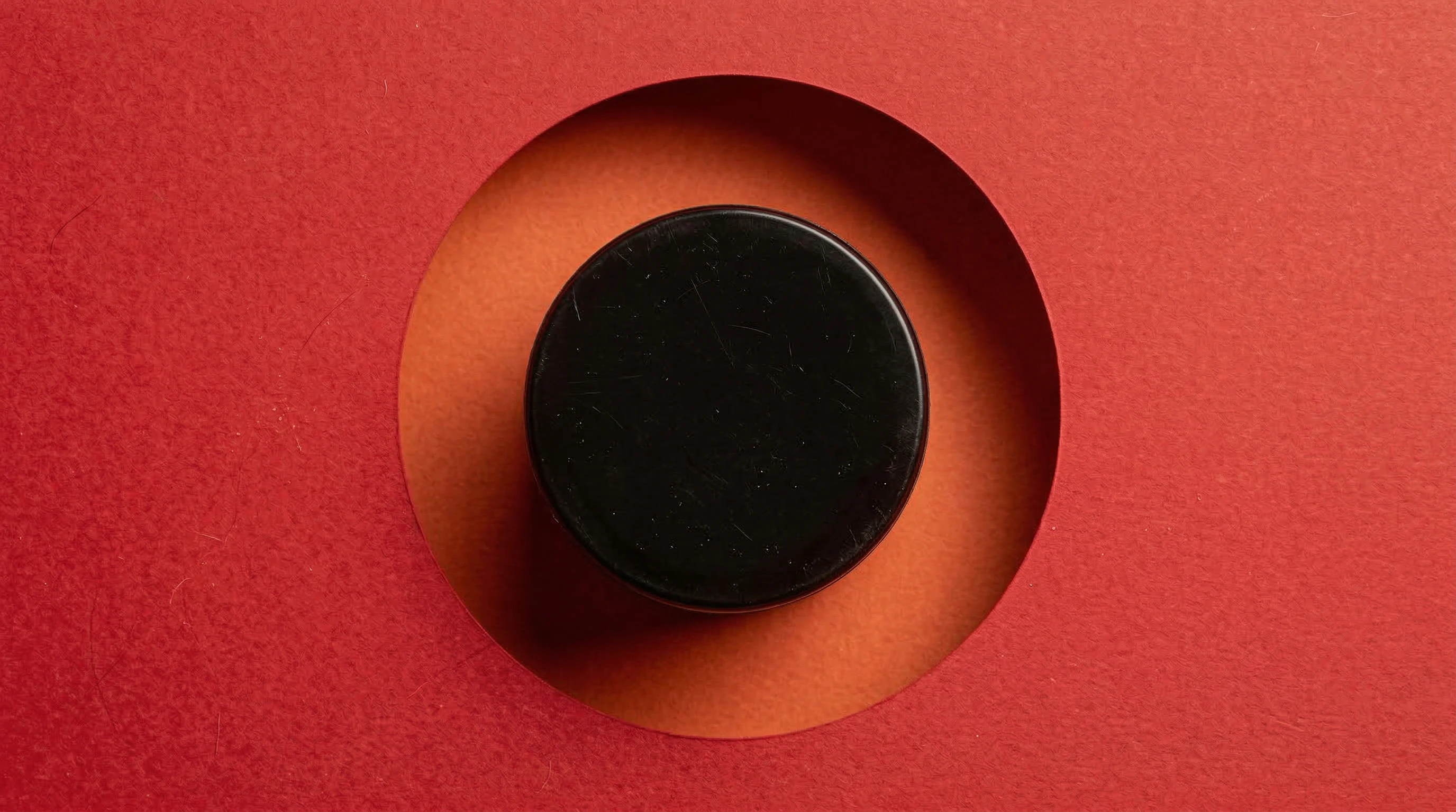 Top-down view of jar lid framed by concentric red and orange circles